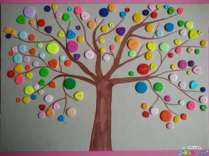 2,讲述作画过程,让幼儿动手制作纽扣树,教师指导.