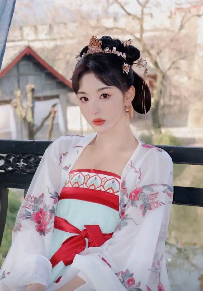 被孔雪儿的古装美到了,优雅俏皮,很有"灵气"