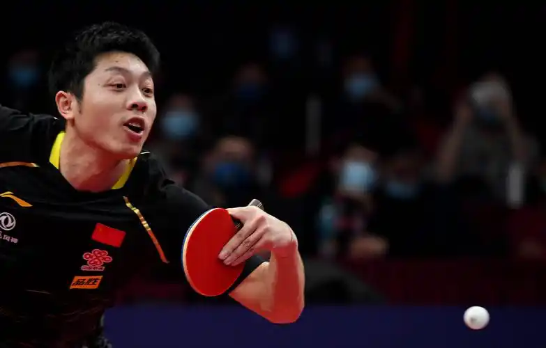 11月21日,许昕在比赛中发球.新华社照片,郑州,2020年