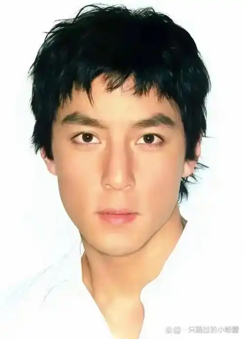 吴彦祖一家纽约逛街,真人没有老婆高,素颜皮肤好,儒雅帅气依旧 吴彦祖