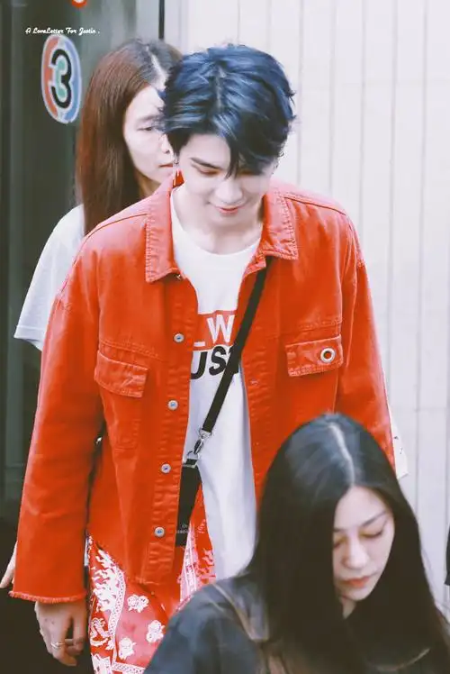 黄明昊justin蓝发