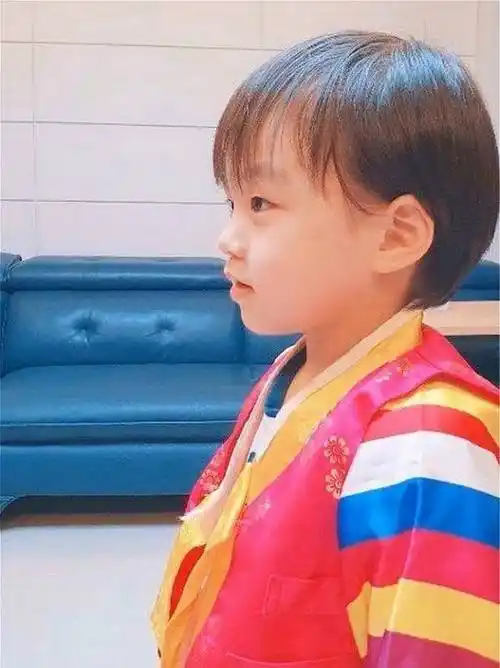 exo金钟仁的侄子已经开始遗传"偶像基因",展现超凡美貌水平!