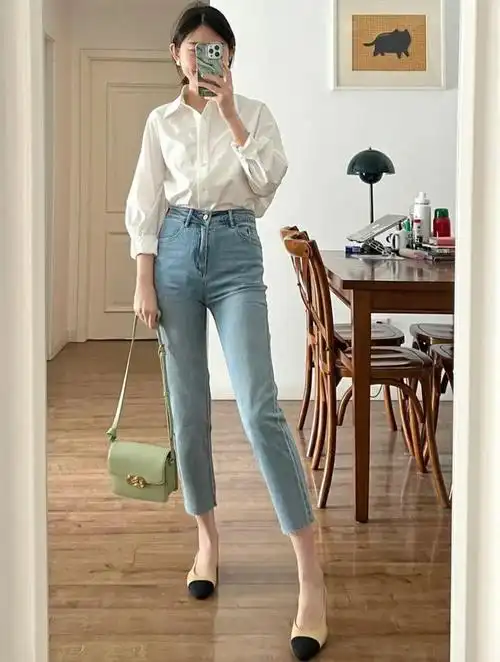 时尚女人日记九分牛仔裤搭配的上衣白衬衫白t恤有时候越简约反而越
