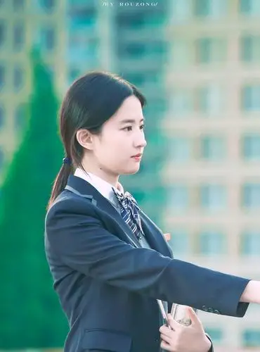 神仙姐姐刘亦菲,清甜校园风穿搭,完美诠释少女的清纯唯美!