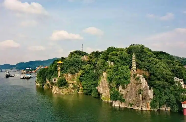 石钟山不仅有着大江大湖的自然风光更兼具小巧玲珑的江南园林风光乘