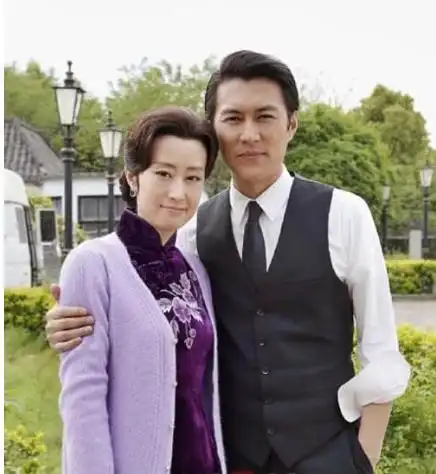 42岁靳东之全家照,二婚妻子被宠成小女人,儿子竟长得比爸爸还帅_网易