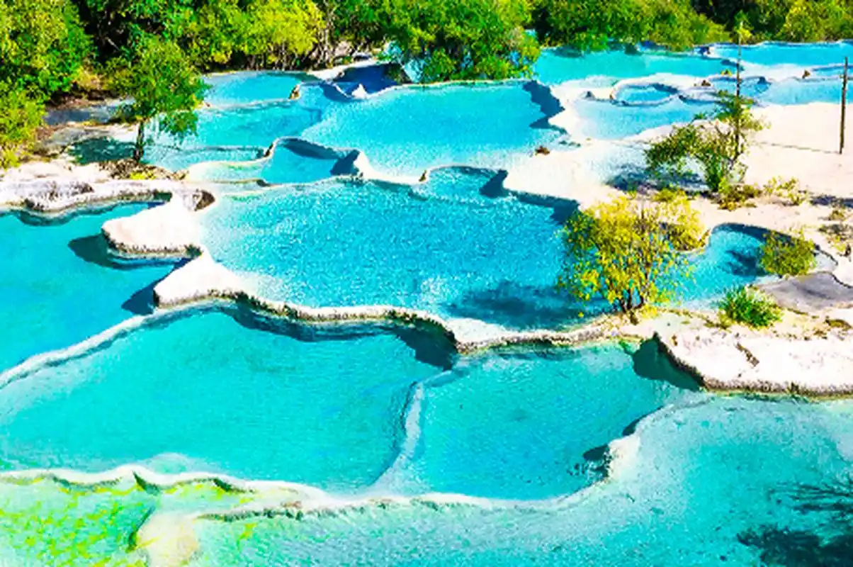 人间仙境"黄龙景区",这里的五彩池就像梯田一样,错落有序的分布在青山