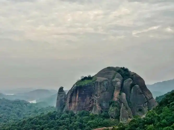 龟峰  #江西旅游  #江西上饶  龟峰是雨水侵蚀型老年期丹霞峰林得貌