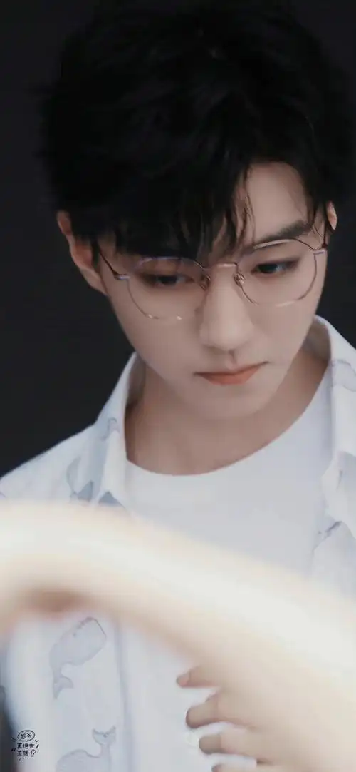 王俊凯 白衬衫#王俊凯白衬衫配上金丝眼镜的斯文败类感 超苏的k男友
