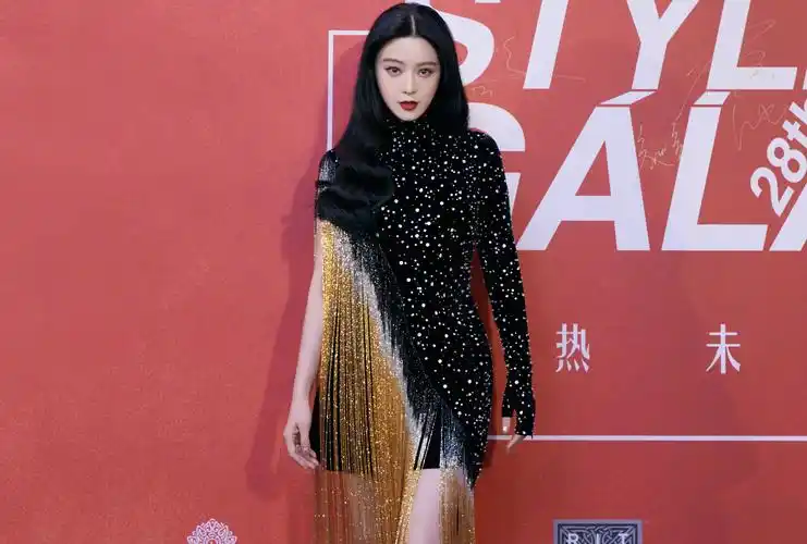 范冰冰穿恨天高高跟鞋出席活动,人美身材好,丝毫不像即将步入40岁的