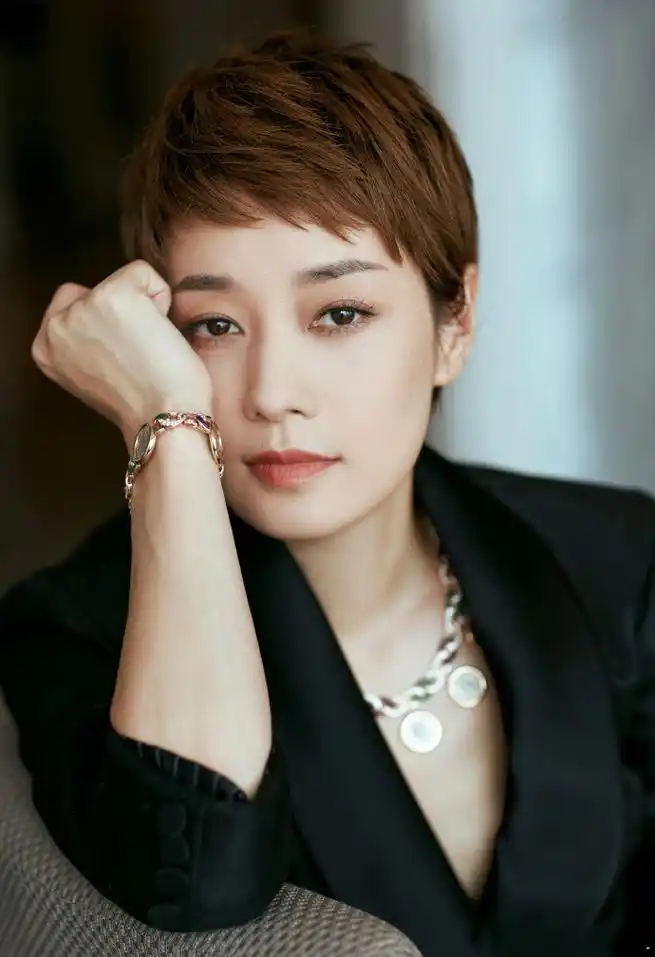 原创马伊琍飒爽短发又美成夏琳配亮片西装好拉风这气质大写服