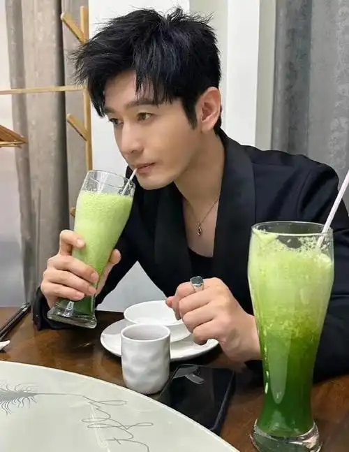 黄晓明又吃减脂餐,很绿色很健康,下颌线瘦回来了 更帅了