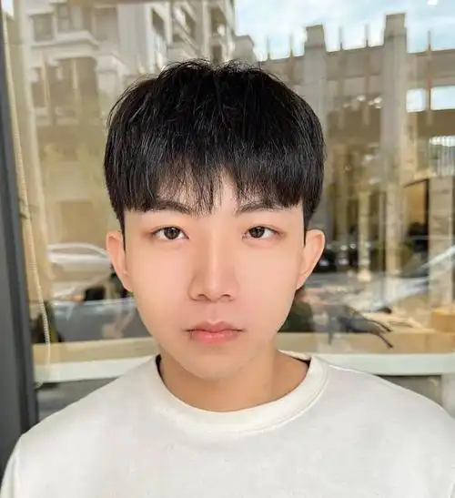 男生冬天不要剪背头试试这3款发型剪完更帅气