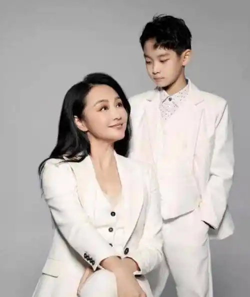 曹颖罕晒全家福,辟谣女儿传闻并拒绝再生,10岁儿子已长成大帅哥_丈夫