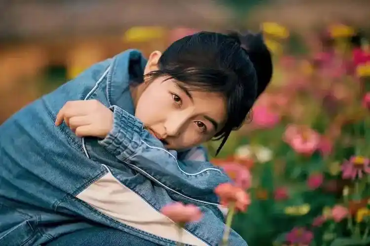 2001年,张子枫出生于河南,虽然刚刚20岁,但张子枫的电影成绩,已经非常