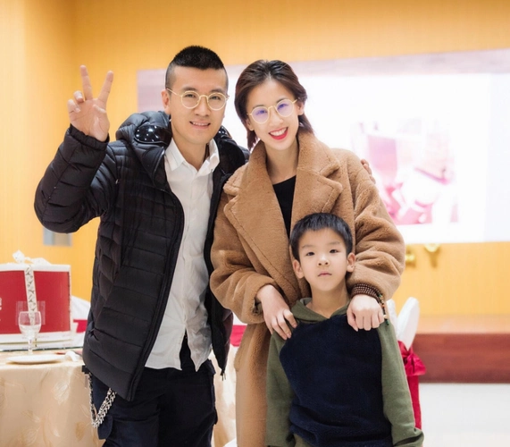 有种炫富叫黄圣依老公微博26个字的认证圈内没人敢这样写