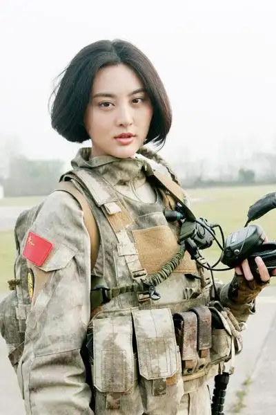 甘露面对这种考验反而很大度,在剧中文工团的舞蹈演员唐笑笑在训练时