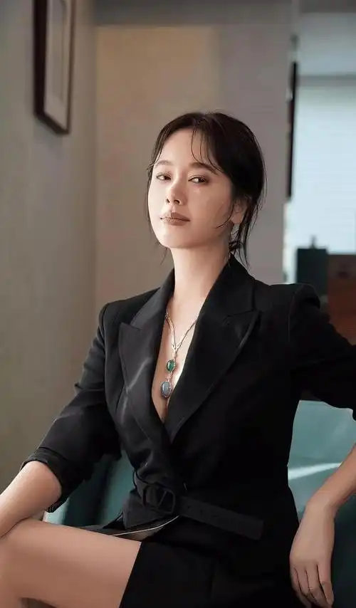 左小青气质迷人丰满身材成熟女人之美