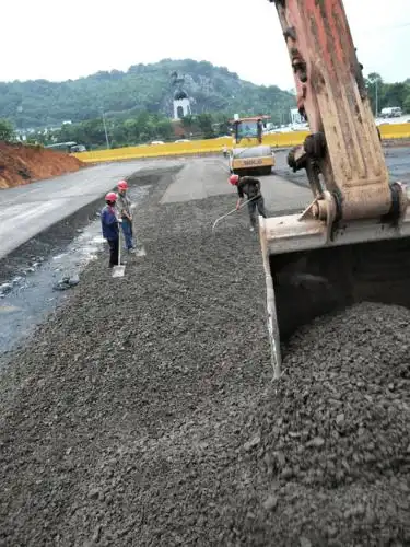 挖机替代摊铺机 教你精准铺水稳层!_铁甲工程机械论坛