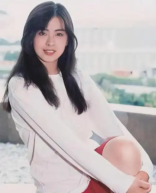 56岁王祖贤近照曝光脸圆脖子粗在加拿大连续7天穿僧袍出现