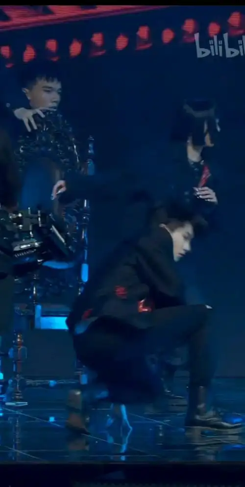 马嘉祺撩衣服顶胯母爱变质现场