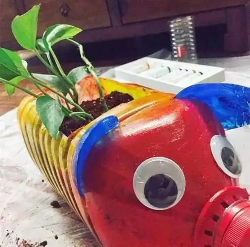 简单的裁剪和涂色,废旧的油桶就能变成漂亮的花盆,艺术感十足