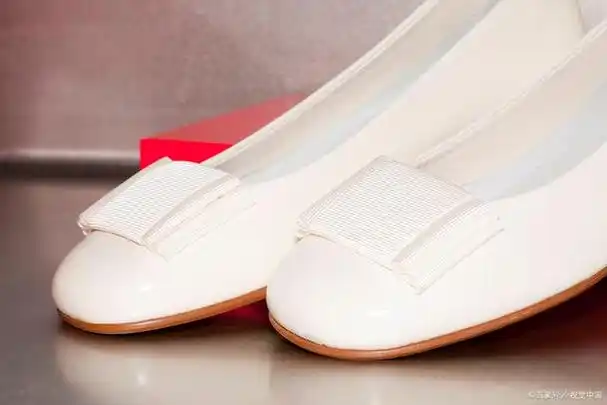 白色乐福鞋搭配什么裤子