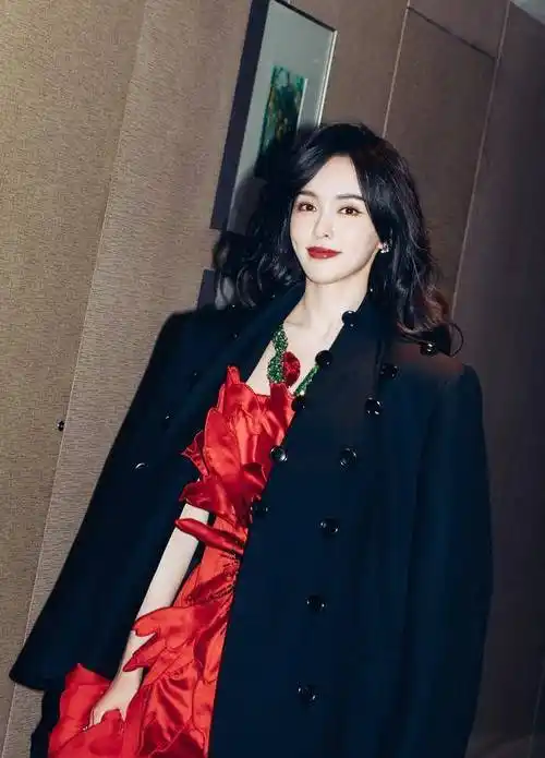 穿中国红跟胡歌跨年合唱嫩得像少女,不怕罗晋吃醋_唐嫣跟_效果_身材