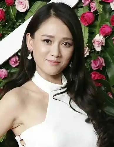 台湾女星陈乔恩写真,网友:优雅时尚!