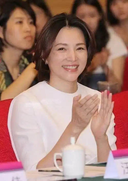 董卿怎么也发福了!路人镜头下弯腰驼背,留长发一脸颓废样