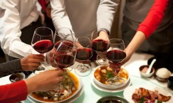 在职场,难免会有喝酒应酬的时候,但很多职场小白因为是第一次接触这种