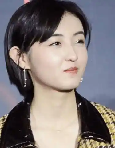 原创张子枫现身成都皮肤白嫩侧颜超美同框168女演员身高真相了