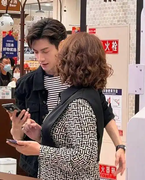 对于拍摄者对罗云熙体重的"不到100斤"的评价,许多网友也纷纷表示认同