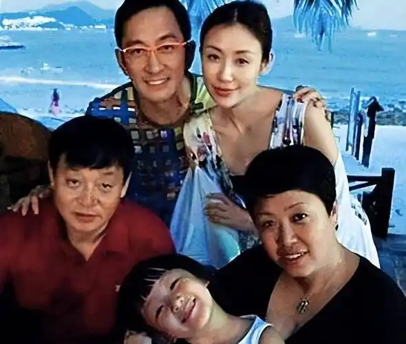 石洋子22岁嫁43岁吴启华离婚后依旧被他当成女儿宠着