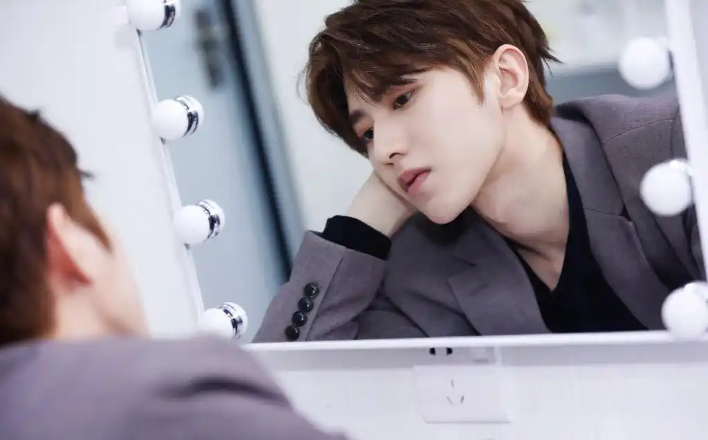 魅力时尚蔡徐坤壁纸他的回眸太迷人