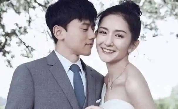 谢娜孕后首亮相一本正经接受采访,没想到被杜海涛抢了风头_何炅_张杰