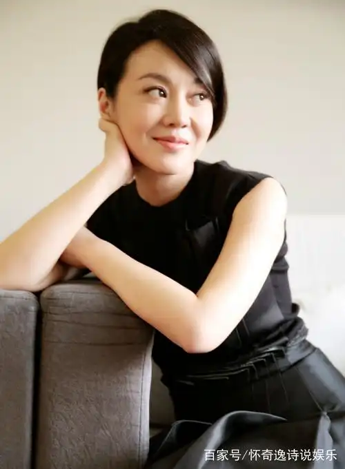 闫妮太时尚了,穿"露线套装"尽显女神范,换发型瞬间美回了18岁