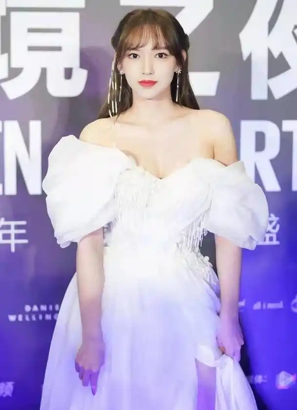 奶潇程潇五官精致的美艳型美女有点萝莉脸