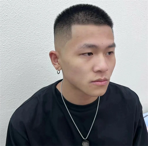 不擅长打理头发的男生,寸头最适合不过了,洗完头不用多久就干的.寸头