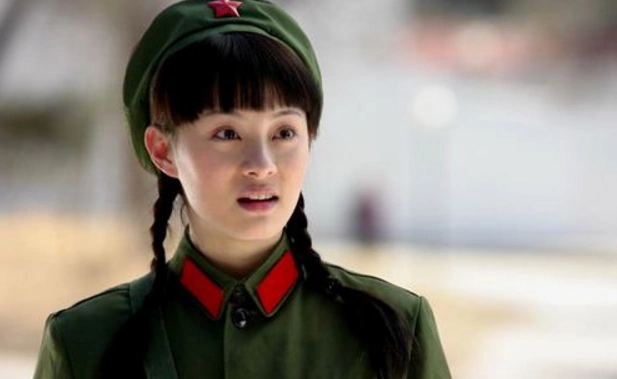 当过兵的几位明星金星穿军装英姿飒爽她当初是养猪小能手