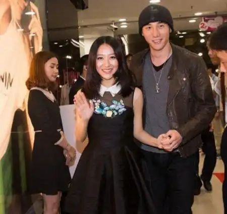 真相不得而知,虽然有过澄清,但是,郑元畅靠在丁一肩膀上,又有十分亲密