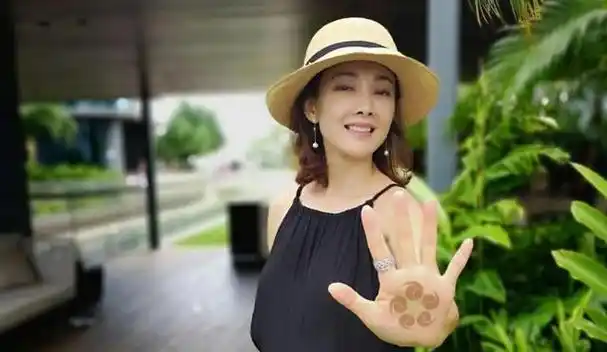 牛莉:结婚26年不做饭,连生三个孩子被丈夫一家人宠成宝