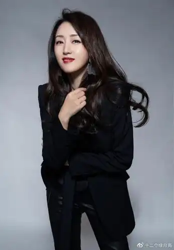 50岁杨钰莹近照反差大一字肩秀天鹅腿紧身皮裤勒出细腿