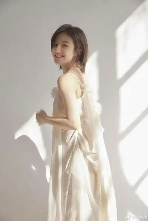李兰迪穿纯白吊带长裙皮肤白皙 笑容灿烂氧气感满满