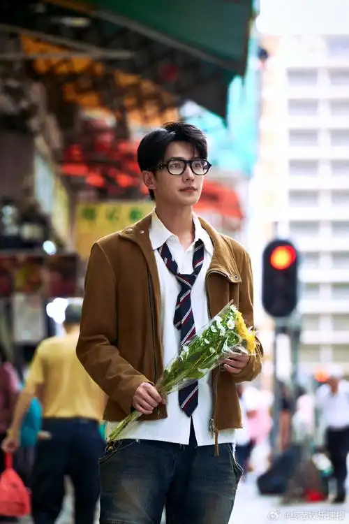 杨洋街头酷boy##杨洋街头手捧鲜花