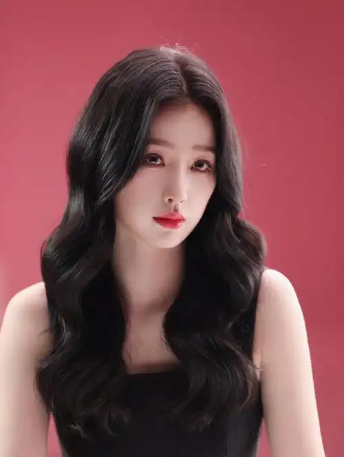 虞书欣红唇卷发花絮照##虞书欣卷发造型七宫格