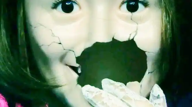 女孩脸上诡异的笑容,成了日本的潮流,年轻女孩纷纷模仿!