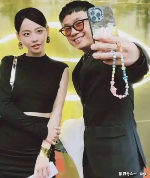 baby深夜带小海绵看病,独自抱娃显吃力,没保姆助理陪同显无助_杨颖