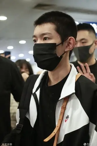 好刚王源剪寸头清爽亮相飞美国伯克利准备开学