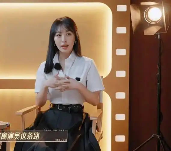 李菲儿又变样了?